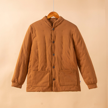 Férfi pamut-betétes dzseki, vastított melegséggel, álló gallérral; alapanyag 95% pamut, 5% elasztán; töltet 100% pamut, bélés 100% pamut