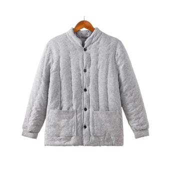 Férfi pamut-betétes dzseki, vastított melegséggel, álló gallérral; alapanyag 95% pamut, 5% elasztán; töltet 100% pamut, bélés 100% pamut