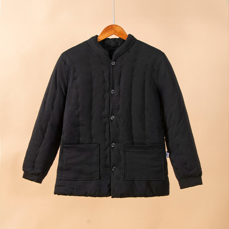 Férfi pamut-betétes dzseki, vastított melegséggel, álló gallérral; alapanyag 95% pamut, 5% elasztán; töltet 100% pamut, bélés 100% pamut