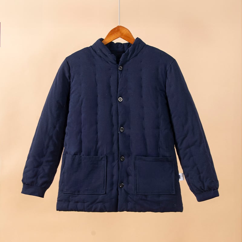 Férfi pamut-betétes dzseki, vastított melegséggel, álló gallérral; alapanyag 95% pamut, 5% elasztán; töltet 100% pamut, bélés 100% pamut