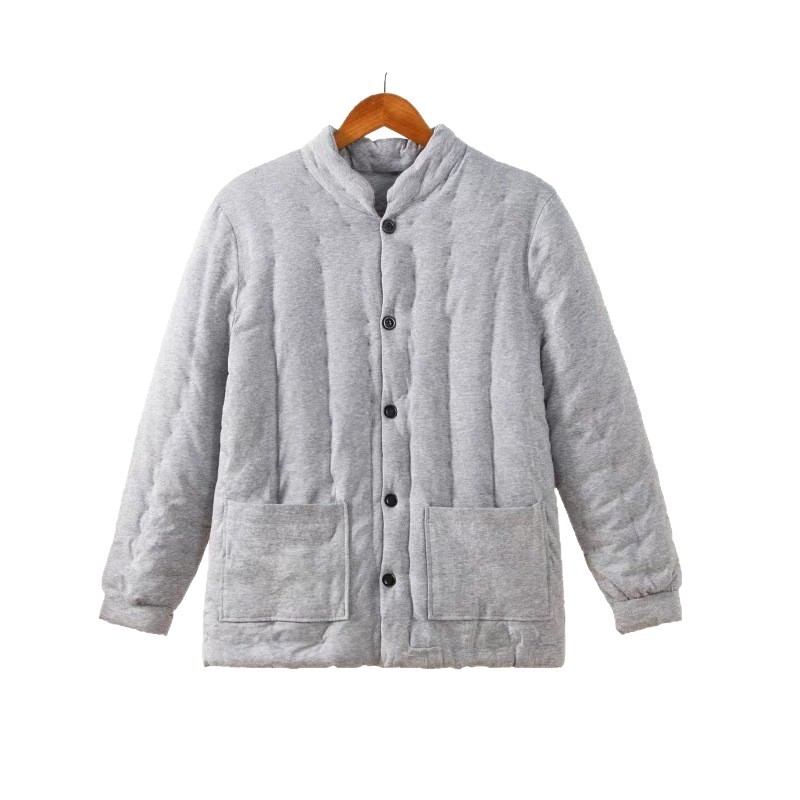 Férfi pamut-betétes dzseki, vastított melegséggel, álló gallérral; alapanyag 95% pamut, 5% elasztán; töltet 100% pamut, bélés 100% pamut