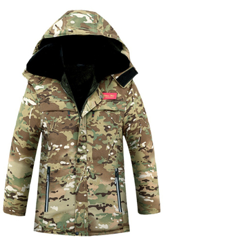 Kamuflázzal mintázott pamut töltésű kabát, cipzáras zárás, álló gallér, laza szabás, több zseb, téli meleg