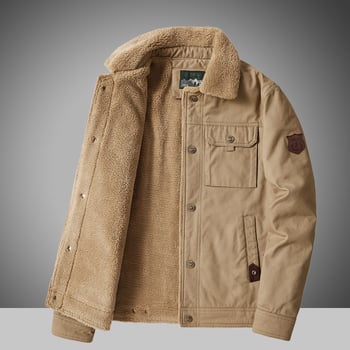 Férfi polieszter kabát fleece-béléssel, egyszárnyú záródás, rever gallér, oldalsó zsebek, hímzett részlet