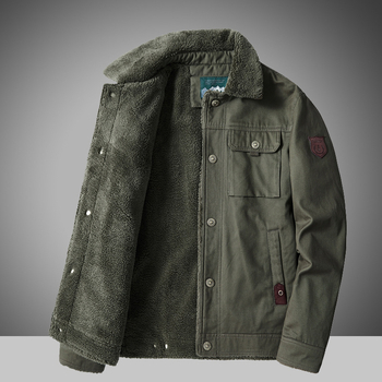 Férfi polieszter kabát fleece-béléssel, egyszárnyú záródás, rever gallér, oldalsó zsebek, hímzett részlet