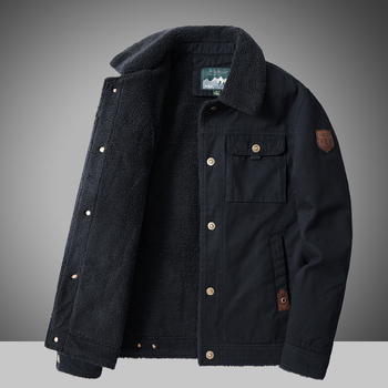 Férfi polieszter kabát fleece-béléssel, egyszárnyú záródás, rever gallér, oldalsó zsebek, hímzett részlet