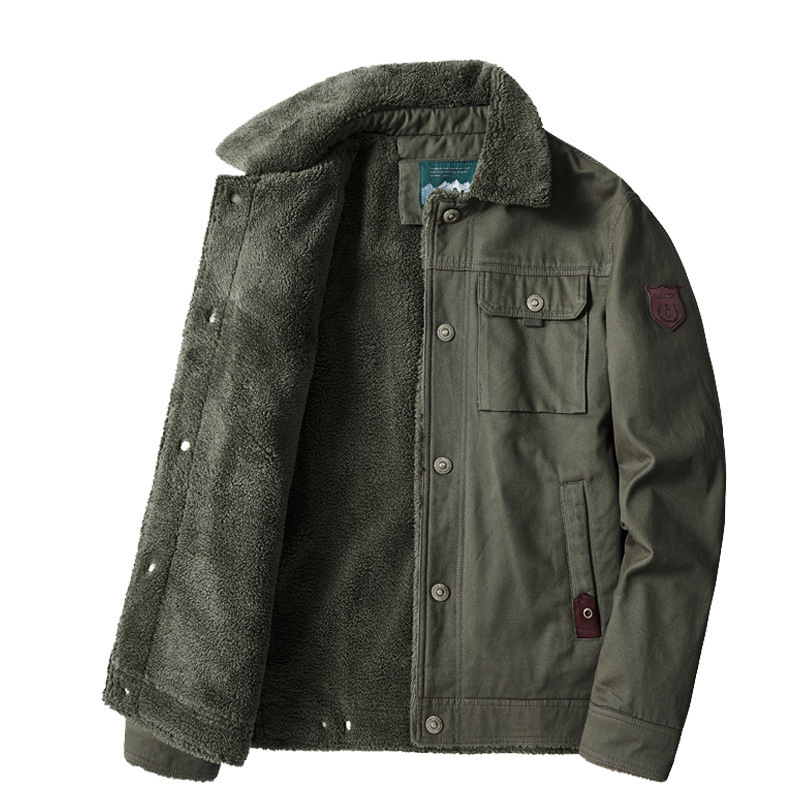 Férfi polieszter kabát fleece-béléssel, egyszárnyú záródás, rever gallér, oldalsó zsebek, hímzett részlet