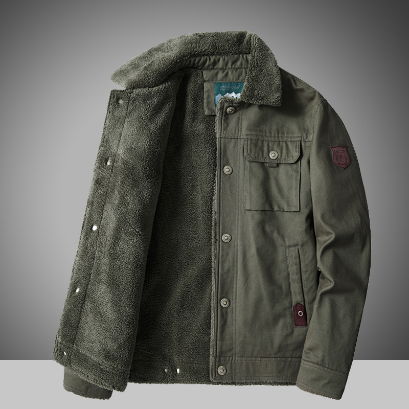 Férfi polieszter kabát fleece-béléssel, egyszárnyú záródás, rever gallér, oldalsó zsebek, hímzett részlet