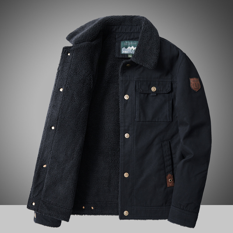 Férfi polieszter kabát fleece-béléssel, egyszárnyú záródás, rever gallér, oldalsó zsebek, hímzett részlet