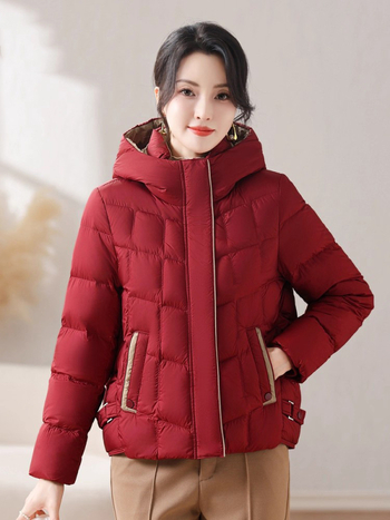 Geacă de damă cu glugă, croială lejeră, material nylon, umplutură cu puf de rață 86–90%