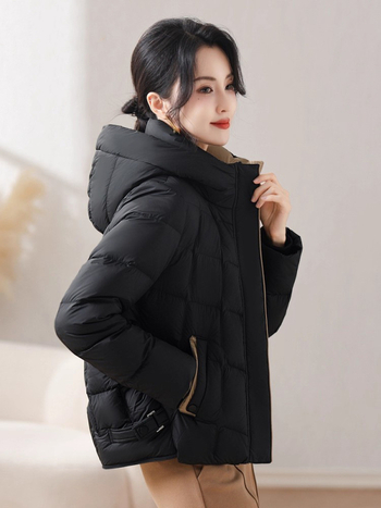 Geacă de damă cu glugă, croială lejeră, material nylon, umplutură cu puf de rață 86–90%