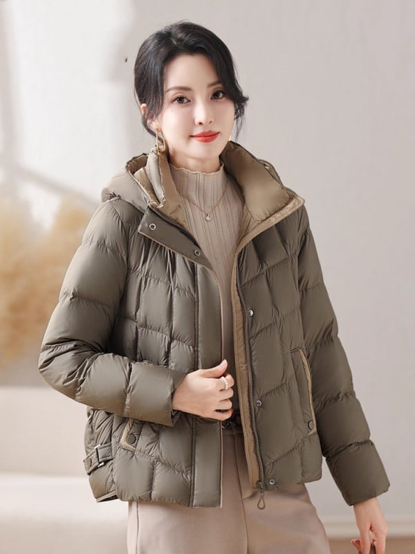 Geacă de damă cu glugă, croială lejeră, material nylon, umplutură cu puf de rață 86–90%