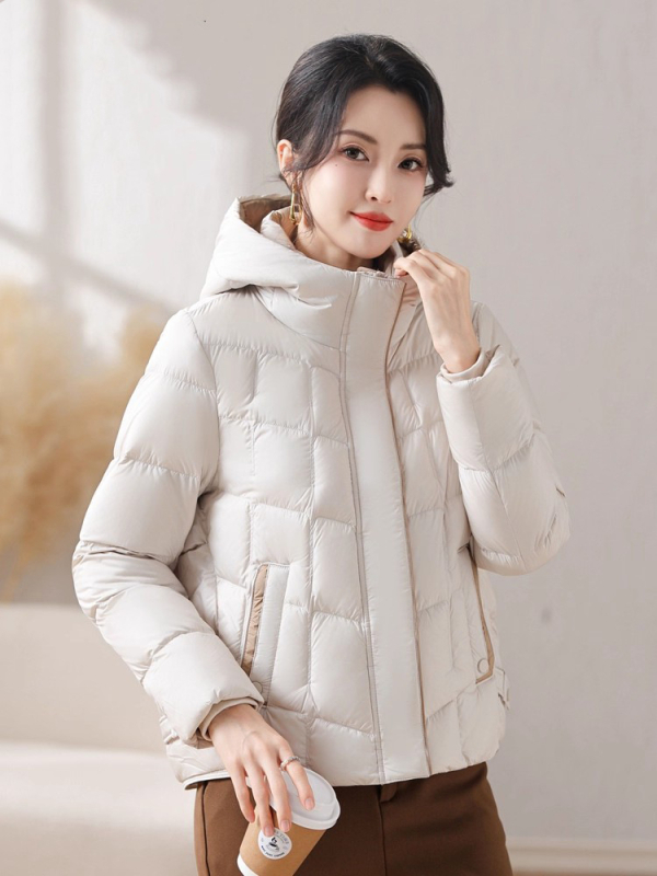 Geacă de damă cu glugă, croială lejeră, material nylon, umplutură cu puf de rață 86–90%