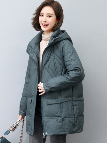 Jachetă de damă din puf, croială lejeră, lungime medie, cu glugă și fermoar, umplutură din puf de rață alb, cașmir 86–90%, material poliester.