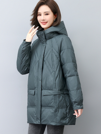 Jachetă de damă din puf, croială lejeră, lungime medie, cu glugă și fermoar, umplutură din puf de rață alb, cașmir 86–90%, material poliester.