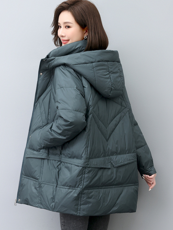 Jachetă de damă din puf, croială lejeră, lungime medie, cu glugă și fermoar, umplutură din puf de rață alb, cașmir 86–90%, material poliester.