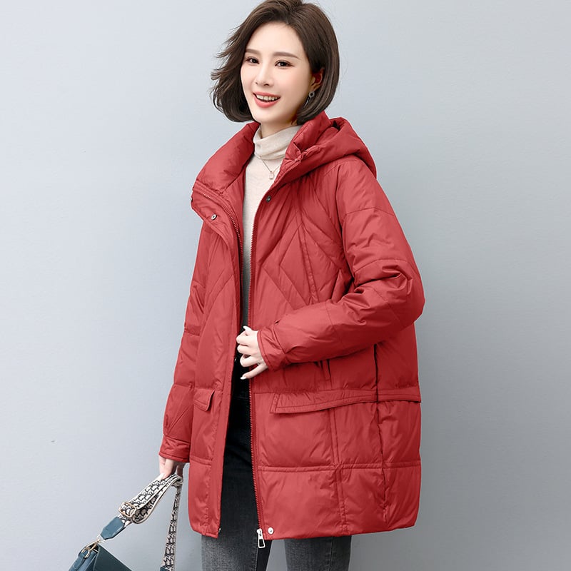 Jachetă de damă din puf, croială lejeră, lungime medie, cu glugă și fermoar, umplutură din puf de rață alb, cașmir 86–90%, material poliester.