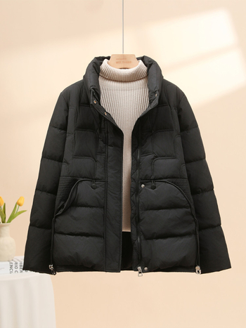 Ženska jakna s puhom – elegantan gradski stil; punjenje patka puh; sadržaj 51-55%; punjenje 101-200 g; zip i stojeći ovratnik