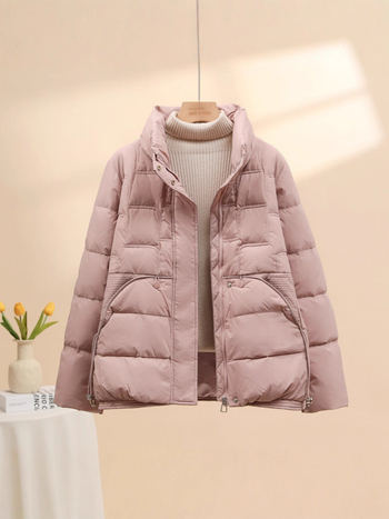 Ženska jakna s puhom – elegantan gradski stil; punjenje patka puh; sadržaj 51-55%; punjenje 101-200 g; zip i stojeći ovratnik