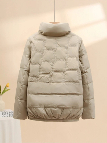 Ženska jakna s puhom – elegantan gradski stil; punjenje patka puh; sadržaj 51-55%; punjenje 101-200 g; zip i stojeći ovratnik