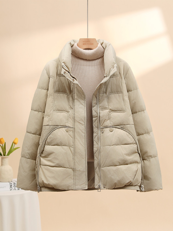 Ženska jakna s puhom – elegantan gradski stil; punjenje patka puh; sadržaj 51-55%; punjenje 101-200 g; zip i stojeći ovratnik