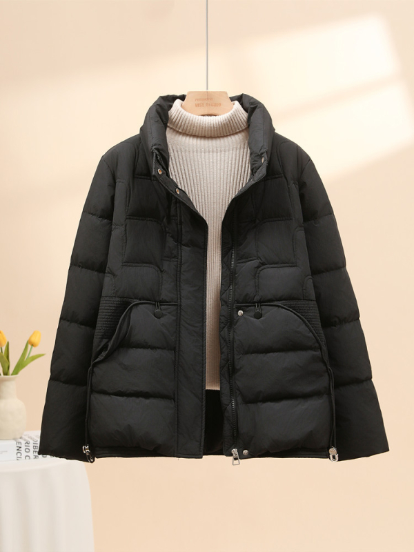 Ženska jakna s puhom – elegantan gradski stil; punjenje patka puh; sadržaj 51-55%; punjenje 101-200 g; zip i stojeći ovratnik