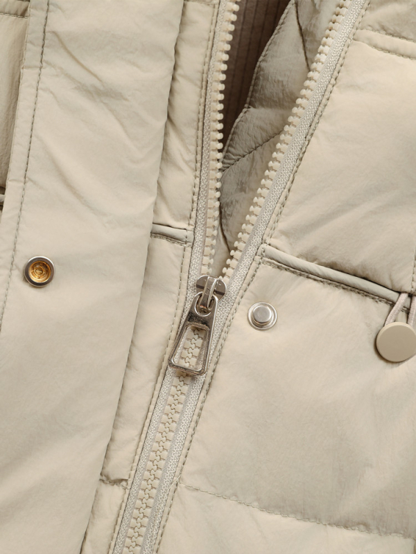 Ženska jakna s puhom – elegantan gradski stil; punjenje patka puh; sadržaj 51-55%; punjenje 101-200 g; zip i stojeći ovratnik