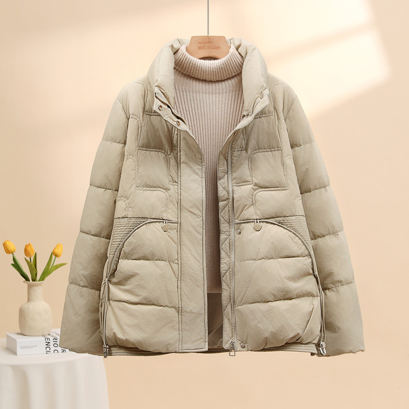 Ženska jakna s puhom – elegantan gradski stil; punjenje patka puh; sadržaj 51-55%; punjenje 101-200 g; zip i stojeći ovratnik