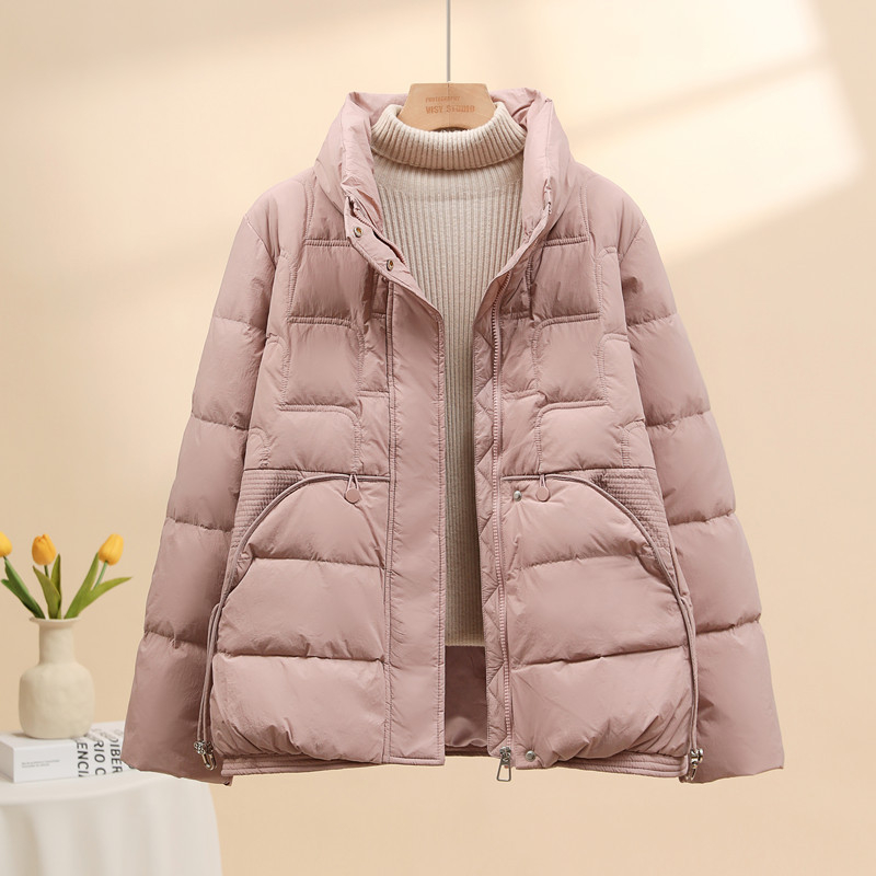 Ženska jakna s puhom – elegantan gradski stil; punjenje patka puh; sadržaj 51-55%; punjenje 101-200 g; zip i stojeći ovratnik