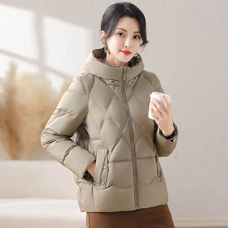 Női pehelydzseki lazított szabásban, vastag téli kabát, fehér kacsa pehely 86–90% tartalom, töltet 101–200 g, poliészter anyag