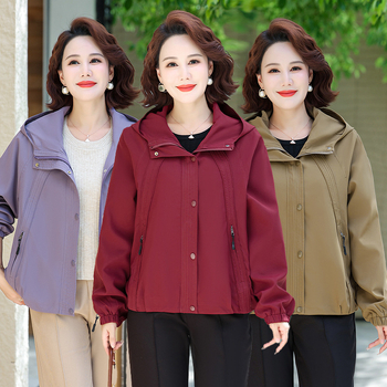 Ветровка с качулка за жени средна и по‑възрастна възраст, свободна casual кройка, полиестер >95%, колажен дизайн, есен 2025