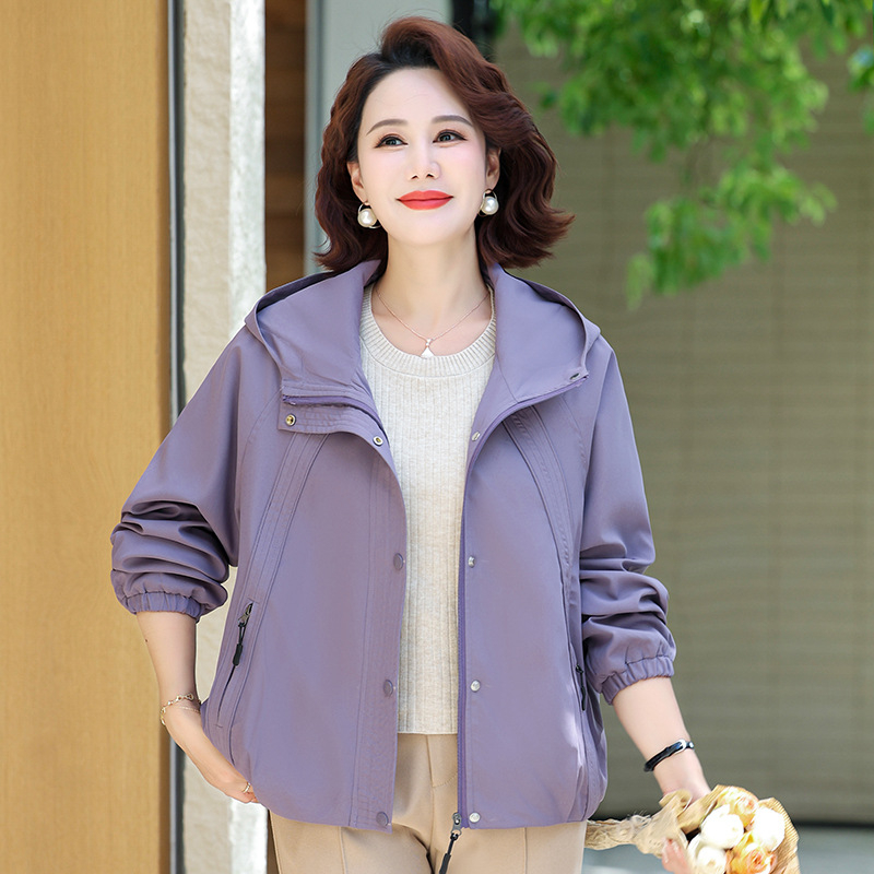 Ветровка с качулка за жени средна и по‑възрастна възраст, свободна casual кройка, полиестер >95%, колажен дизайн, есен 2025