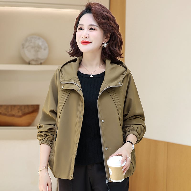 Ветровка с качулка за жени средна и по‑възрастна възраст, свободна casual кройка, полиестер >95%, колажен дизайн, есен 2025