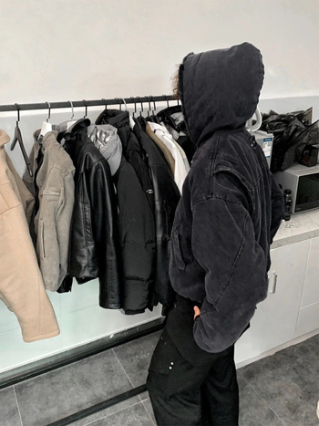 Férfi vastag kapucnis dzseki — imitált nyérc velúr, vastag pamut külső, cipzár, oldalsó zsebek, laza szabás