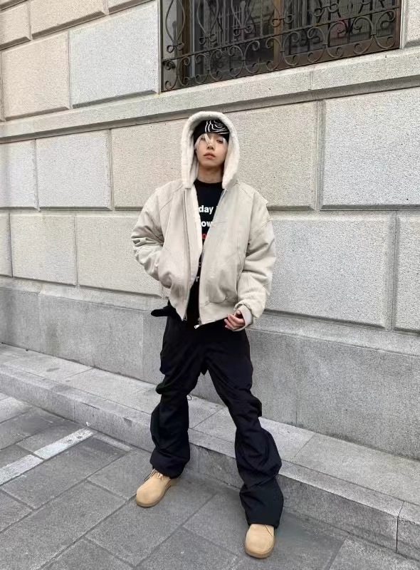 Férfi vastag kapucnis dzseki — imitált nyérc velúr, vastag pamut külső, cipzár, oldalsó zsebek, laza szabás