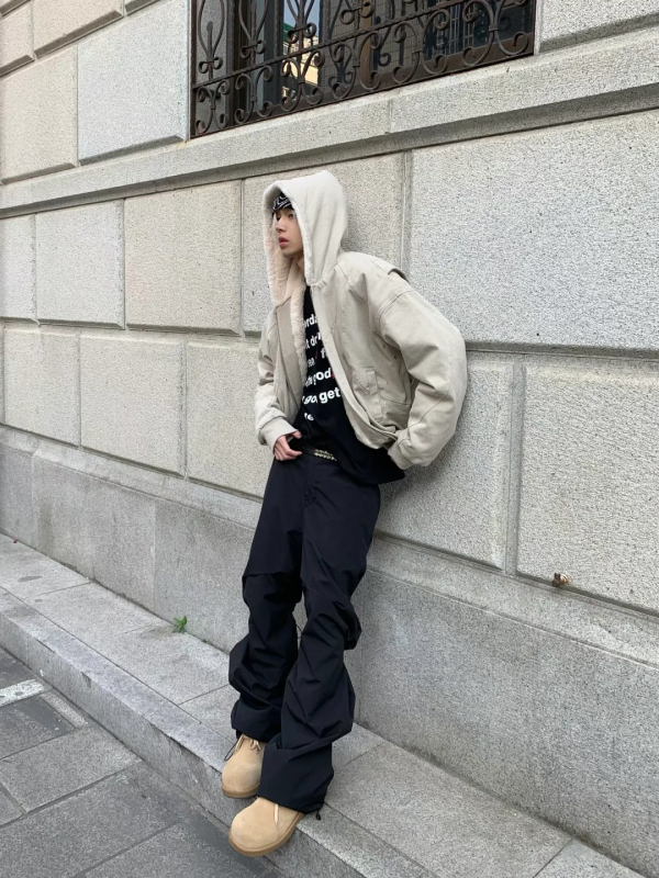 Férfi vastag kapucnis dzseki — imitált nyérc velúr, vastag pamut külső, cipzár, oldalsó zsebek, laza szabás