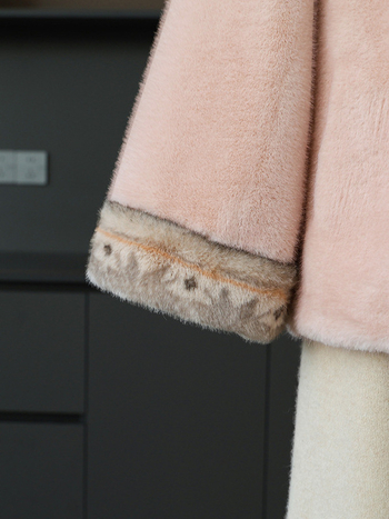 Paltas su dirbtiniu mink velvetu, užsegamas sagos, poliesteris 90–95%, vidutinio ilgio 50–65 cm, be lyginimo