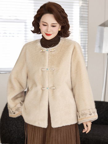 Paltas su dirbtiniu mink velvetu, užsegamas sagos, poliesteris 90–95%, vidutinio ilgio 50–65 cm, be lyginimo