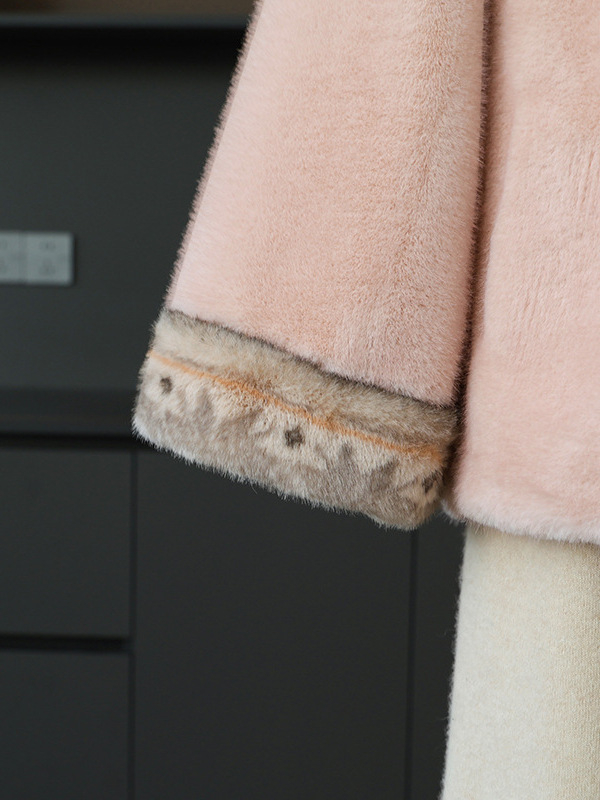 Paltas su dirbtiniu mink velvetu, užsegamas sagos, poliesteris 90–95%, vidutinio ilgio 50–65 cm, be lyginimo