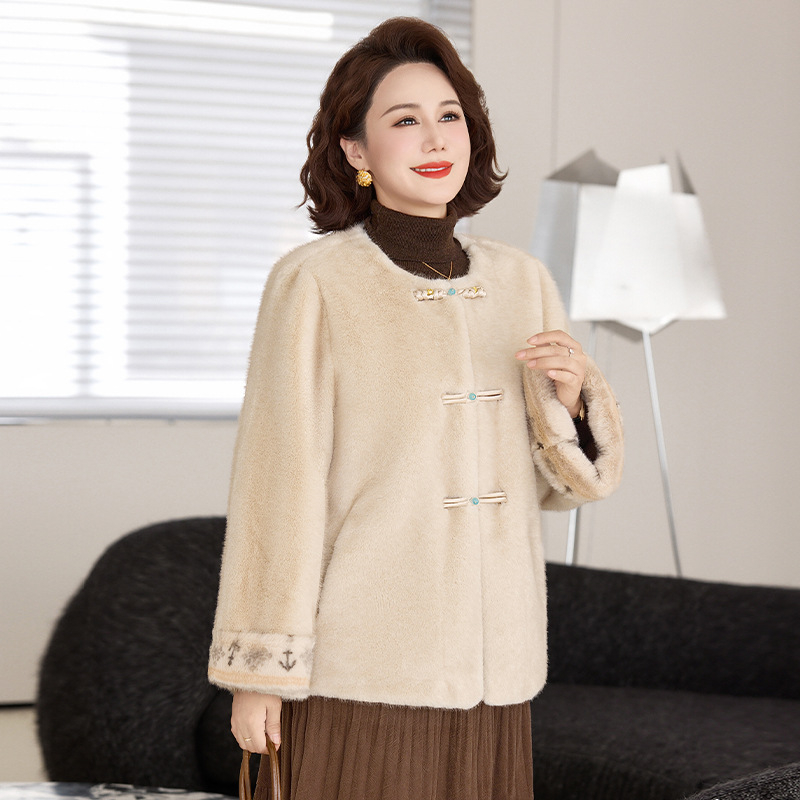 Paltas su dirbtiniu mink velvetu, užsegamas sagos, poliesteris 90–95%, vidutinio ilgio 50–65 cm, be lyginimo