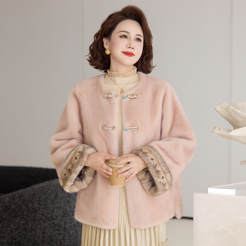 Paltas su dirbtiniu mink velvetu, užsegamas sagos, poliesteris 90–95%, vidutinio ilgio 50–65 cm, be lyginimo