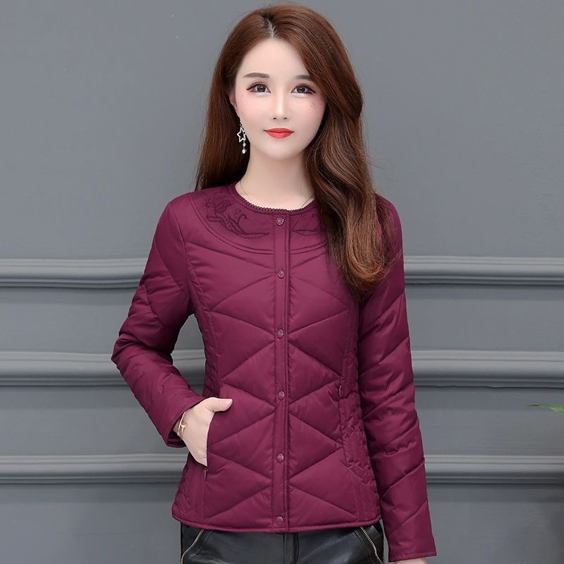 Ženska ultra kratka jakna s punom od pačjih perja, sadržaj perja 51-55%, debeli chenille materijal, glavni materijal spandex, uski kroj, okrugli ovratnik