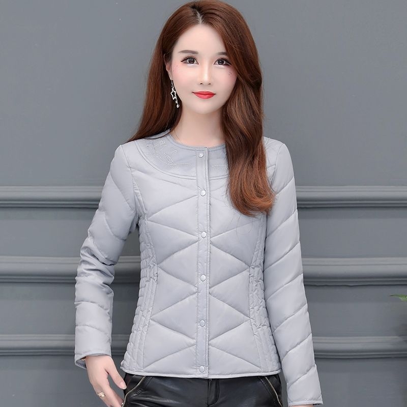 Ženska ultra kratka jakna s punom od pačjih perja, sadržaj perja 51-55%, debeli chenille materijal, glavni materijal spandex, uski kroj, okrugli ovratnik