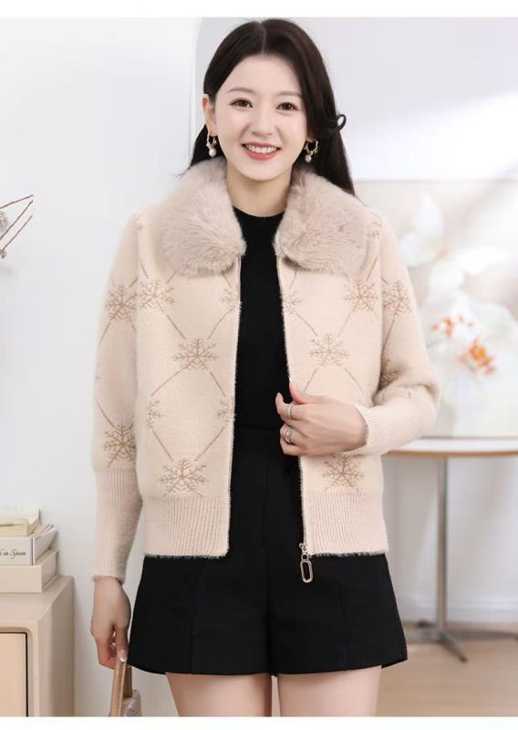 Megztas miesto paltas su dirbtinės minkso kailio apykakle, užtrauktuku, gėlių raštu, poliesterio audinys