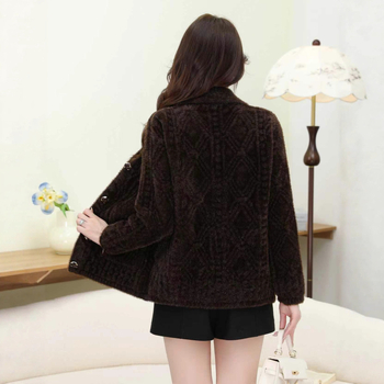 Megzta švarkas su imitacija norkos kailio, nailonas 50–70% ir poliesteris iki 30%, geometrinis raštas, kasdienio japonų‑korėjiečių stiliaus