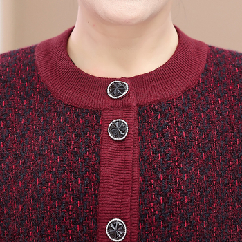 Flisinį pamušalą turintis kardiganas vidutinio amžiaus ir vyresniems, gėlių raštas, poliesterio–spandeks mišinys, vidutinio ilgio 50–65 cm, flokavota audinys