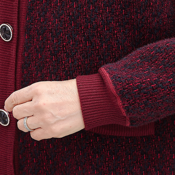 Flisinį pamušalą turintis kardiganas vidutinio amžiaus ir vyresniems, gėlių raštas, poliesterio–spandeks mišinys, vidutinio ilgio 50–65 cm, flokavota audinys