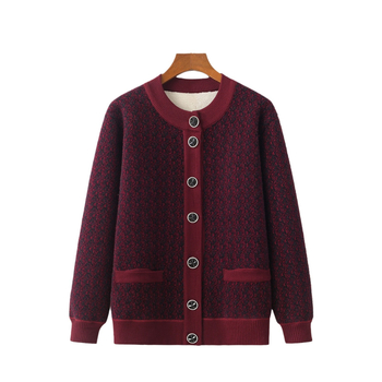 Flisinį pamušalą turintis kardiganas vidutinio amžiaus ir vyresniems, gėlių raštas, poliesterio–spandeks mišinys, vidutinio ilgio 50–65 cm, flokavota audinys