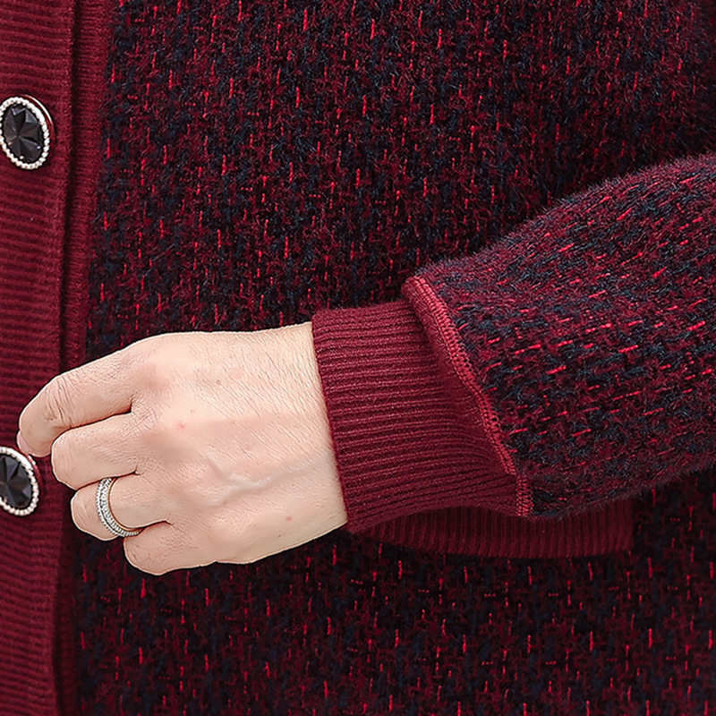 Flisinį pamušalą turintis kardiganas vidutinio amžiaus ir vyresniems, gėlių raštas, poliesterio–spandeks mišinys, vidutinio ilgio 50–65 cm, flokavota audinys