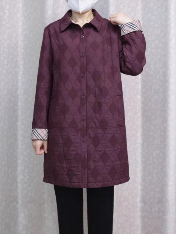 Moterų trench coat, ilgas siluetas 80–100 cm, elegantiškas miesto stilius, poliesteris >95%, ruduo 2025