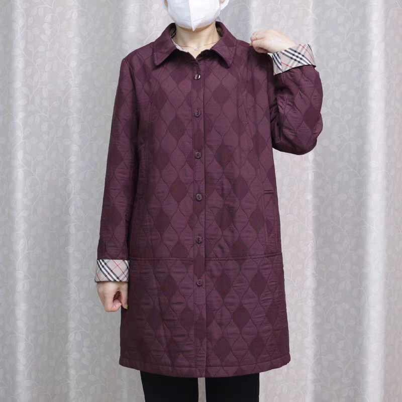 Moterų trench coat, ilgas siluetas 80–100 cm, elegantiškas miesto stilius, poliesteris >95%, ruduo 2025